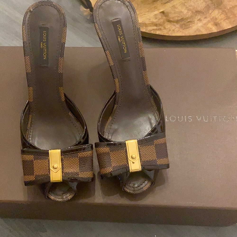 Authentic Louis Vuitton Damier pumps size 36 1/2 Gently used condition.